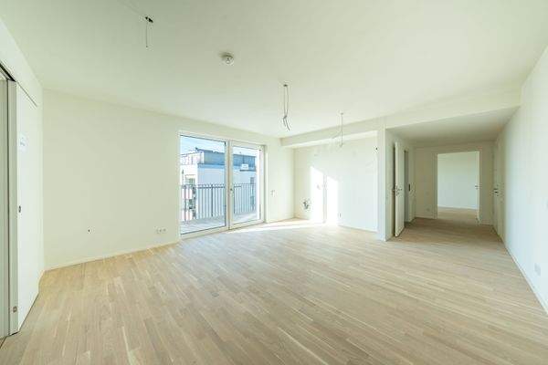 Wohn- und Essbereich mit Zugang zum Balkon