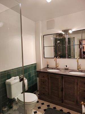 Badezimmer mit Dusche