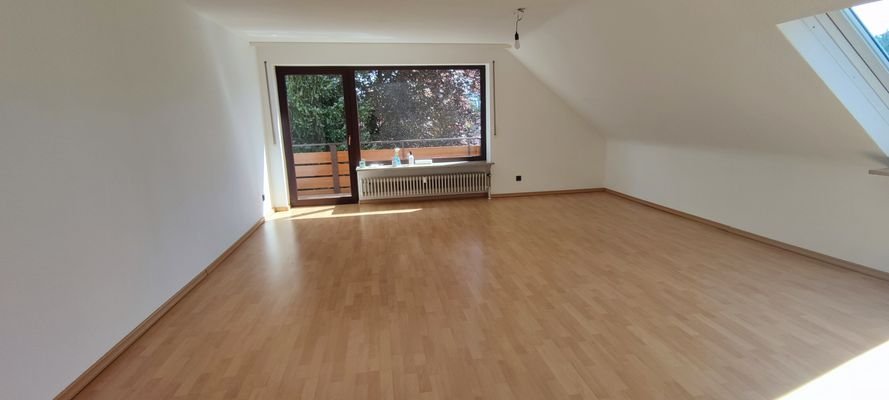 Wohnzimmer mit Balkon.jpg