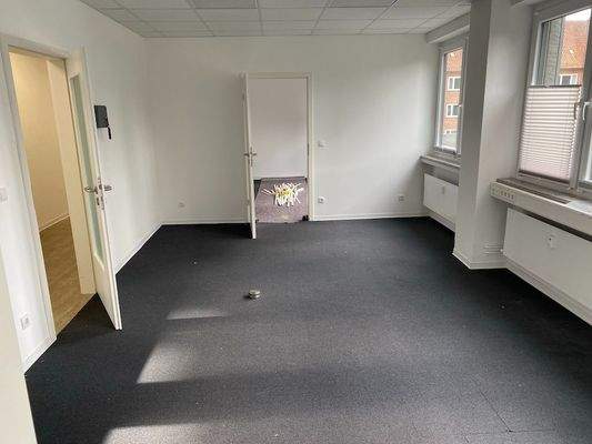 schönes Durchgangsbüro