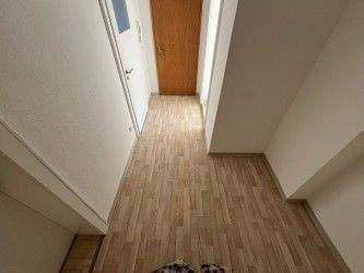 Langer Flur mit Holzboden