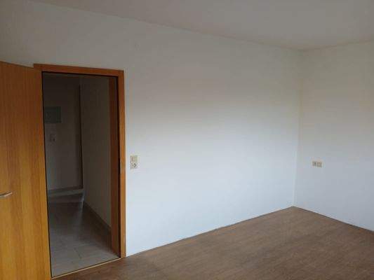 Leeres Zimmer mit Tür