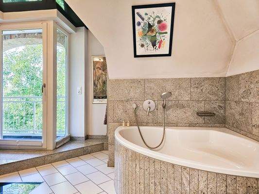 Badezimmer mit Wanne und Dusche