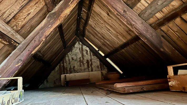 Blick auf den Dachboden