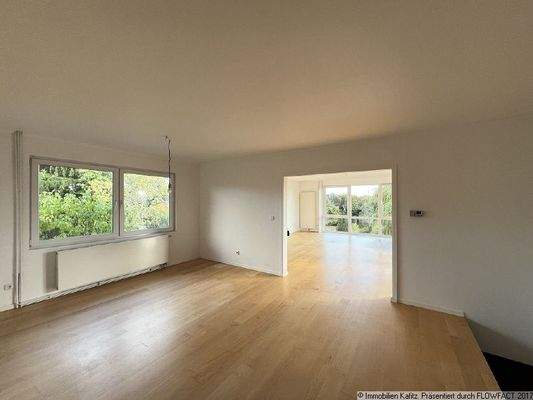 Esszimmer mit angrenzendem Wohnzimmer