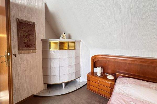 Alter Kachelofen im Schlafzimmer