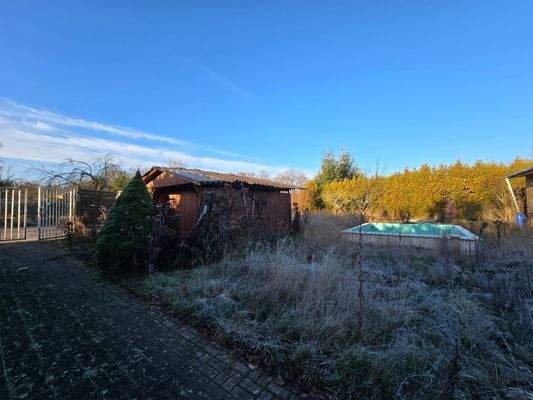 Einfahrt mit Schuppen und Pool