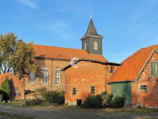 Hofeinfahrt Blick auf Kirchturm