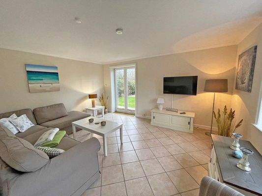 Wohnraum mit Terrassentür in den Garten