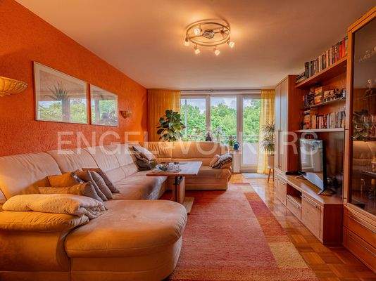 Wohnzimmer mit Zugang zum Süd-Balkon