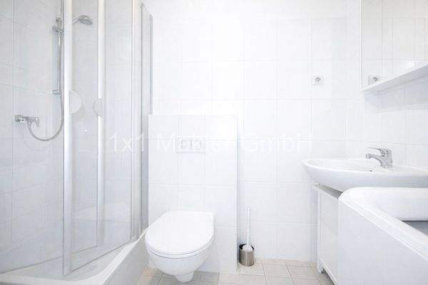 Badezimmer mit Dusche