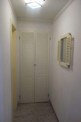 Flur zu Gäste WC und Stauschrank.JPG