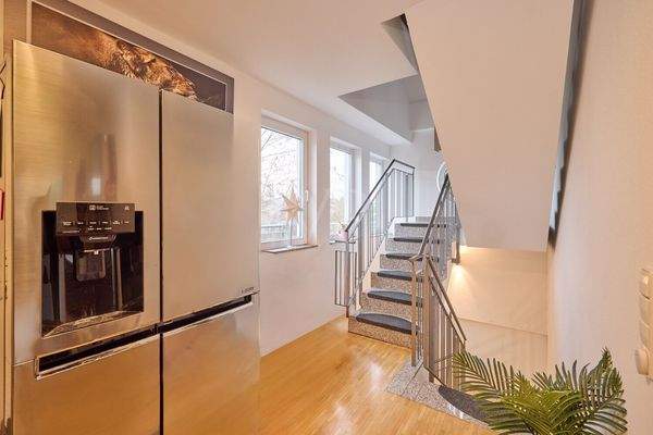 Flur/Zugang zum DG und 3. OG