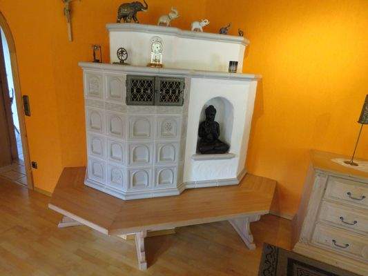 Kachelofen mit Holzsitzbank OG