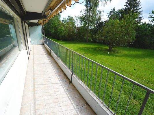 Überdachter Balkon über die gesamte Wohnungsbreite mit Sonneschutzmarkise