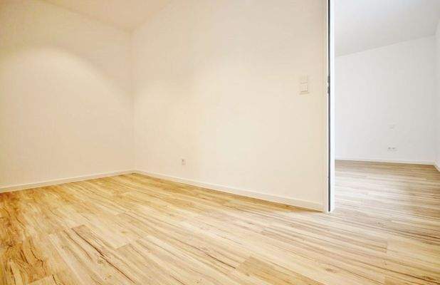 Ankleidezimmer mit Zugang zum Schlafzimmer