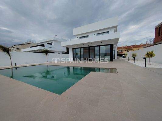 Detached House Close to San Juan Beach in Costa Blanca