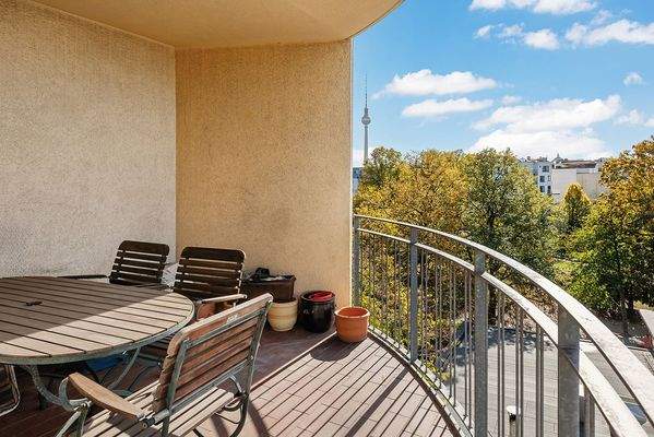 Südwest-Loggia mit Aussicht auf den Fernsehturm