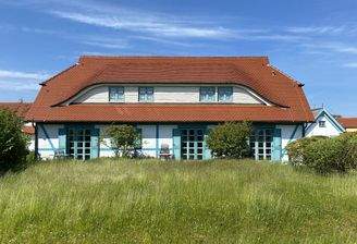 Ferienhaus_am_Bakenberg_auf_Ruegen_Gartenblick_Liegewiese