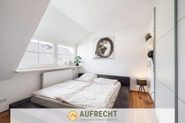 geräumiges Schlafzimmer