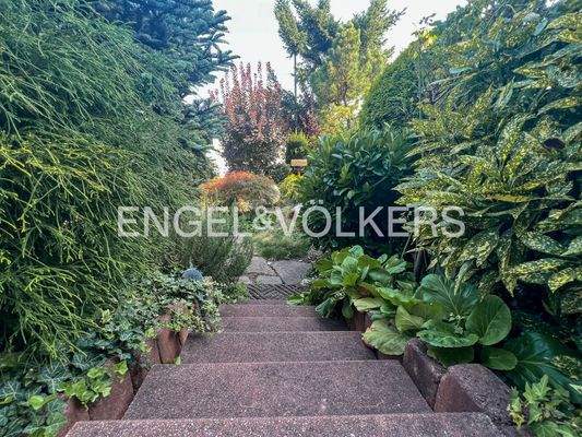 Treppenabgang zum Garten