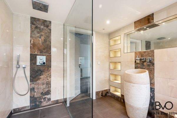 High-End Badezimmer mit luxuriöser Ausstattung