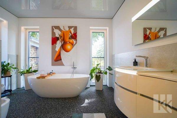 ...angrenzendem Badezimmer mit Badwanne und......