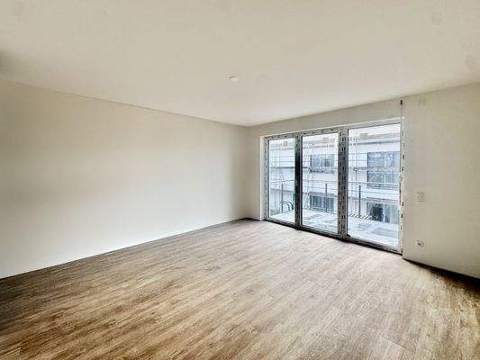 Wohnbereich mit Zugang zum Balkon