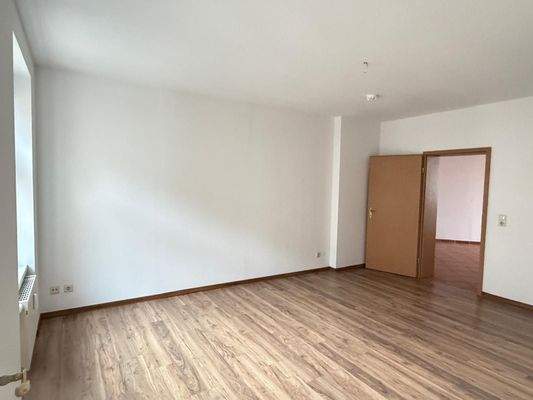 Leerer Raum mit Holzboden