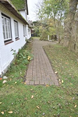 Weg ums Haus