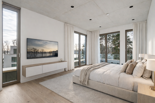 Exklusives Neubau Penthouse mit Seeblick und direkt am Ufer des Tegeler See - Schlafzimmer virtuell staged