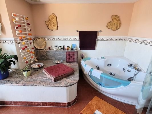 Eckbadewanne mit Whirlpool und beheizbarer Haman im Bad