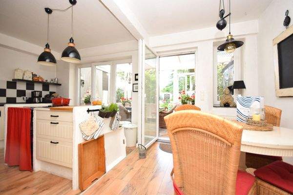 Küche mit Blick in den Garten