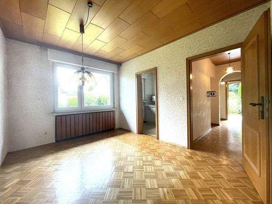 Esszimmer mit Zugang zur Küche