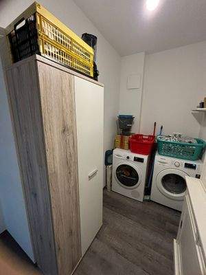 Hauswirtschaftsraum mit Geräten