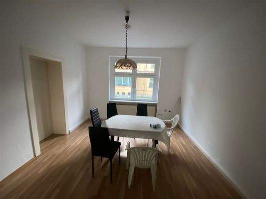 Wohnzimmer- Schlafzimmer davon abgehend