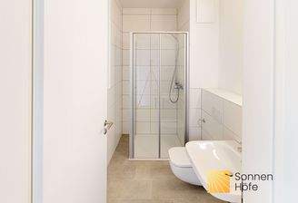 Badezimmer mit Dusche (Musterwohnung)