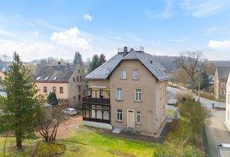 Blick über Garten zum Haus
