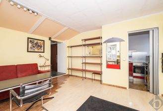 Wohnzimmer mit Zugang zu Kochnische