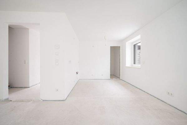 Küche mit angrenzender Speisekammer