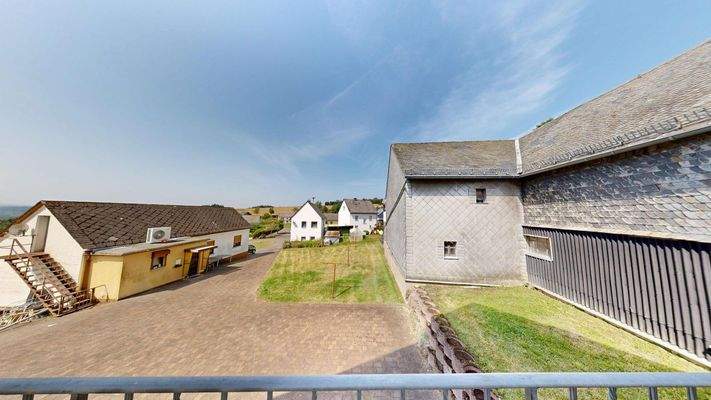 OG Ausblick vom Balkon auf die Parkflächen und die Spielwiese vor dem Haus