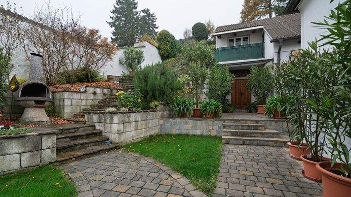 Garten Blick auf Nebengebäude und Grillplatz