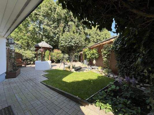 Gartenanlage mit Terrasse
