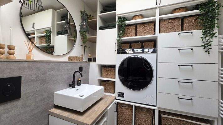 Badezimmer mit viel Belichtung vom Dachfenster