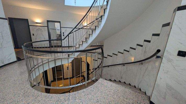 Treppenhaus mit Fahrstuhl