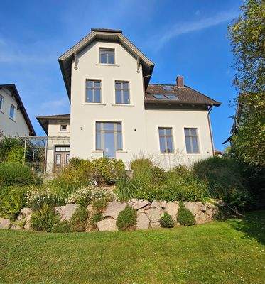 Herrliche Villa auf gepflegtem Grundstück