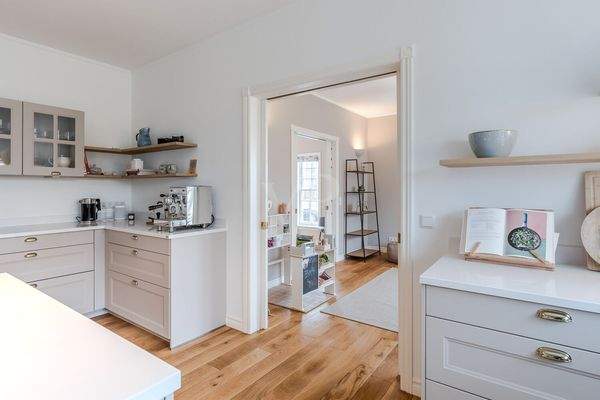 Neue helle Einbauküche