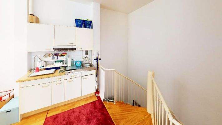 Buerokueche und Treppe in den Keller