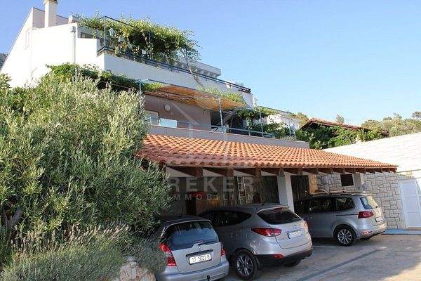 Bis zu drei Autos stehen sicher unter dem Carport