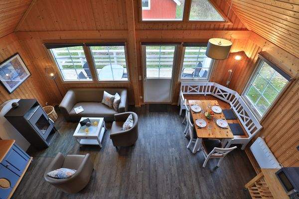 Blick vom Galeriebereich in den Wohn-/ Essbereich